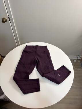 Alo Yoga Women's High-Waist Epic Win Crop Leggings in Deep Plum Purple